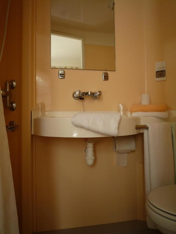 Hotel La Flamme Rouge Сен-Жирон Стая снимка